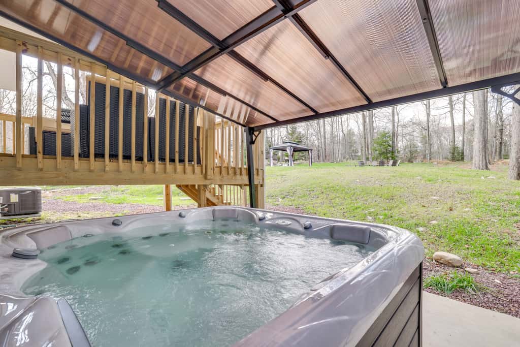Hot Tub + Lake Access: Spacious Tobyhanna Home