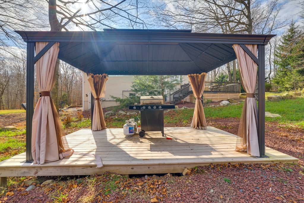 Hot Tub + Lake Access: Spacious Tobyhanna Home