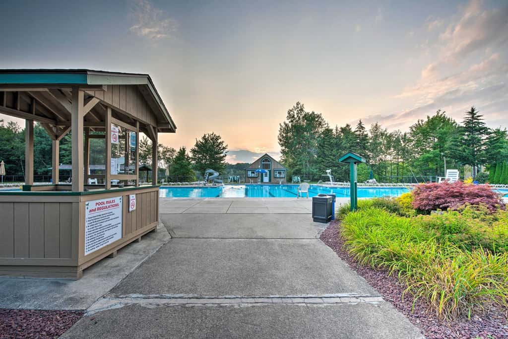 Hot Tub + Lake Access: Spacious Tobyhanna Home