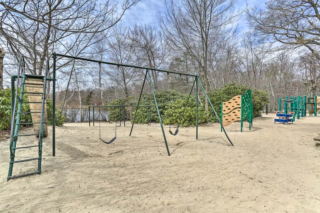 Hot Tub + Lake Access: Spacious Tobyhanna Home