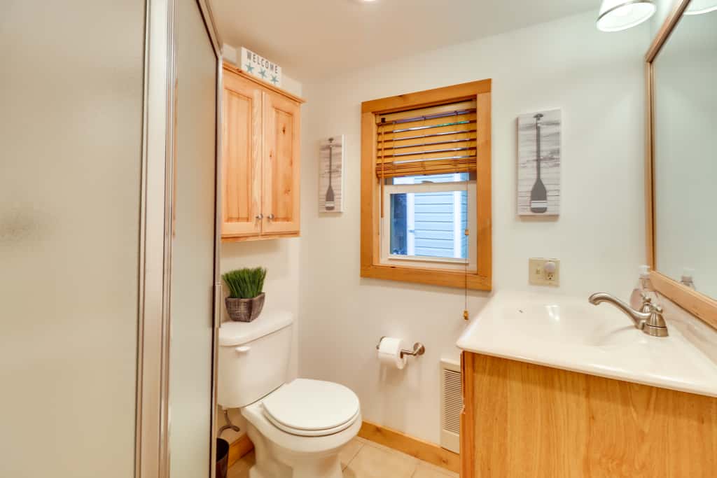 Walk to Beaches: Tree-Lined Pocono Lake Retreat!