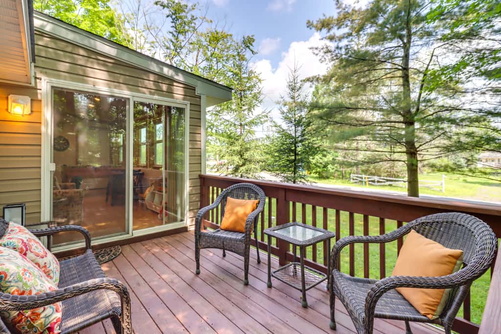 Walk to Beaches: Tree-Lined Pocono Lake Retreat!