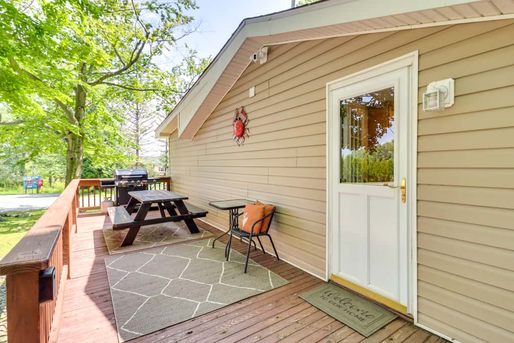 Walk to Beaches: Tree-Lined Pocono Lake Retreat!