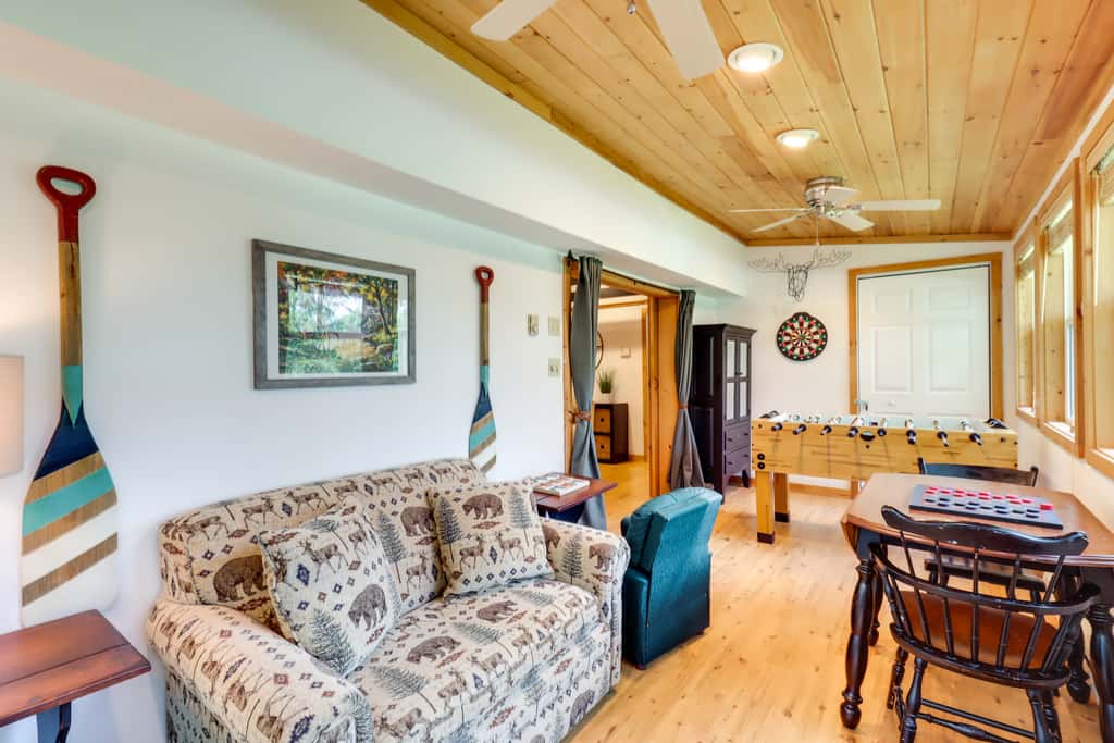 Walk to Beaches: Tree-Lined Pocono Lake Retreat!