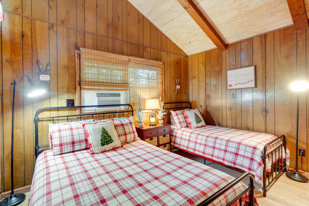 1 Mi to Gouldsboro State Park: Cabin w/ Deck!