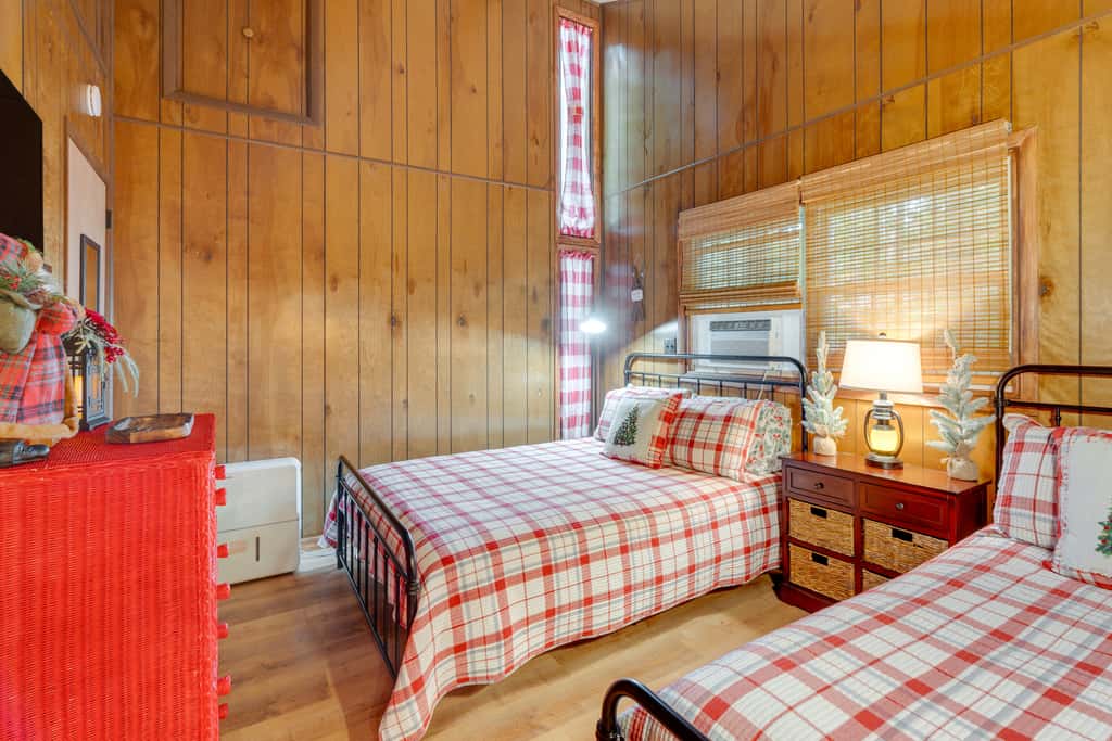 1 Mi to Gouldsboro State Park: Cabin w/ Deck!