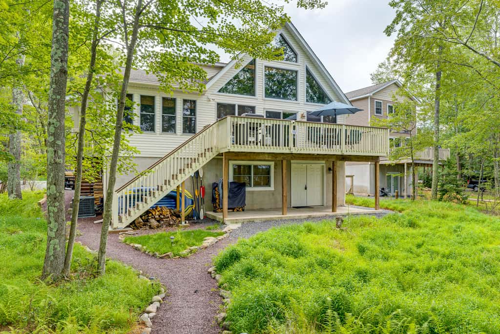 Lakefront Poconos Family Home w/ Pool Access