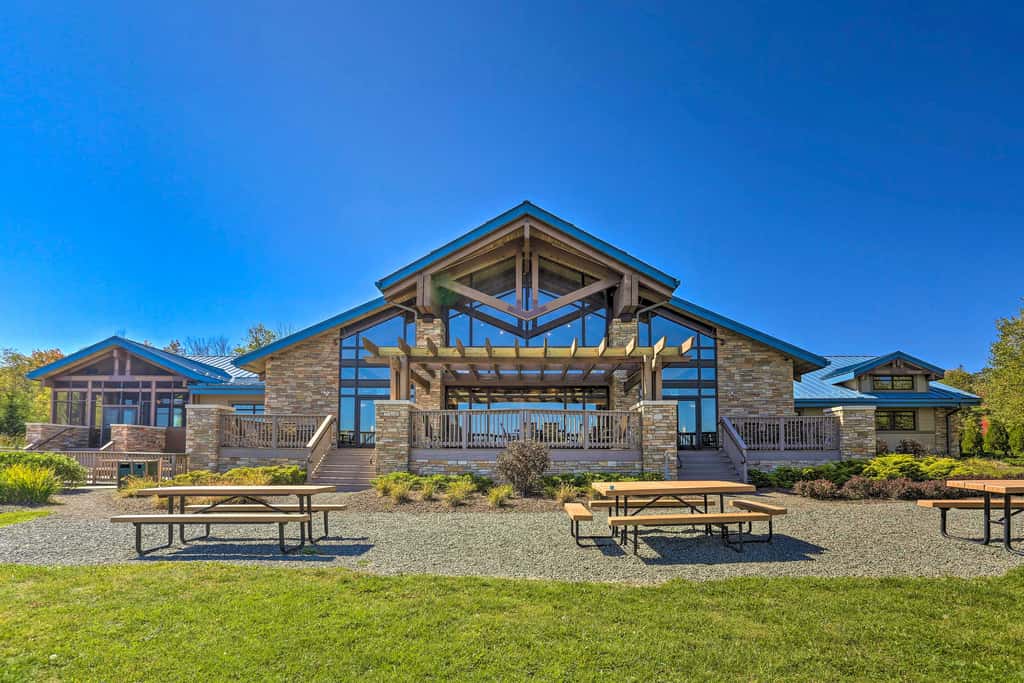 Arrowhead Lake Access: Cabin w/ Resort Amenities