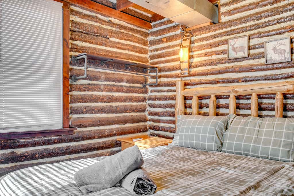 Rustic Log Cabin Near Jack Frost and Lake Harmony