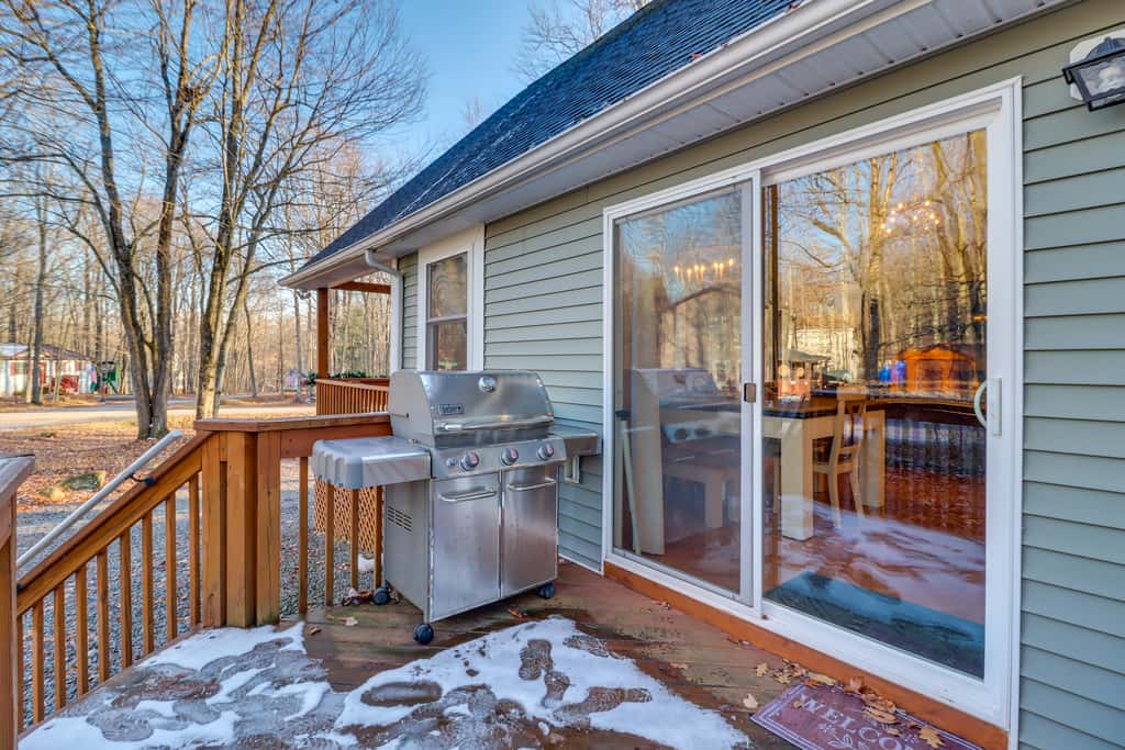 1 Mi to Beach: Pocono Lake Chalet w/ Decks