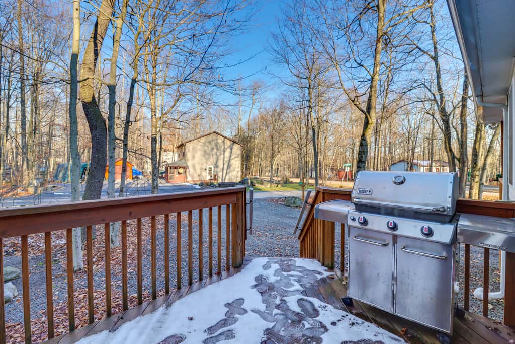 1 Mi to Beach: Pocono Lake Chalet w/ Decks