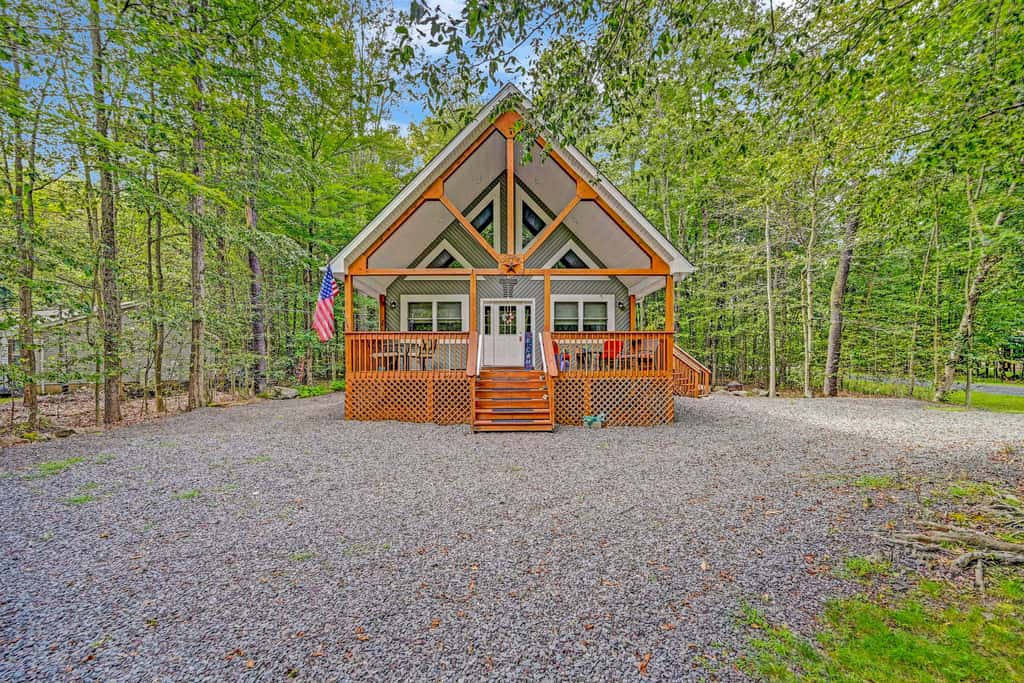 1 Mi to Beach: Pocono Lake Chalet w/ Decks