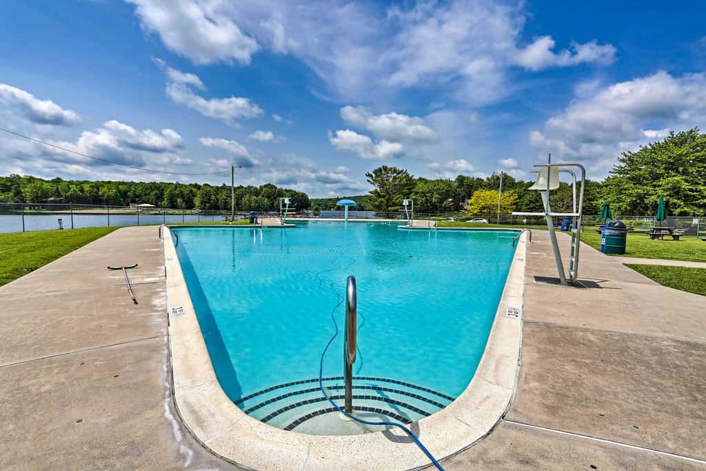 1 Mi to Beach: Pocono Lake Chalet w/ Decks