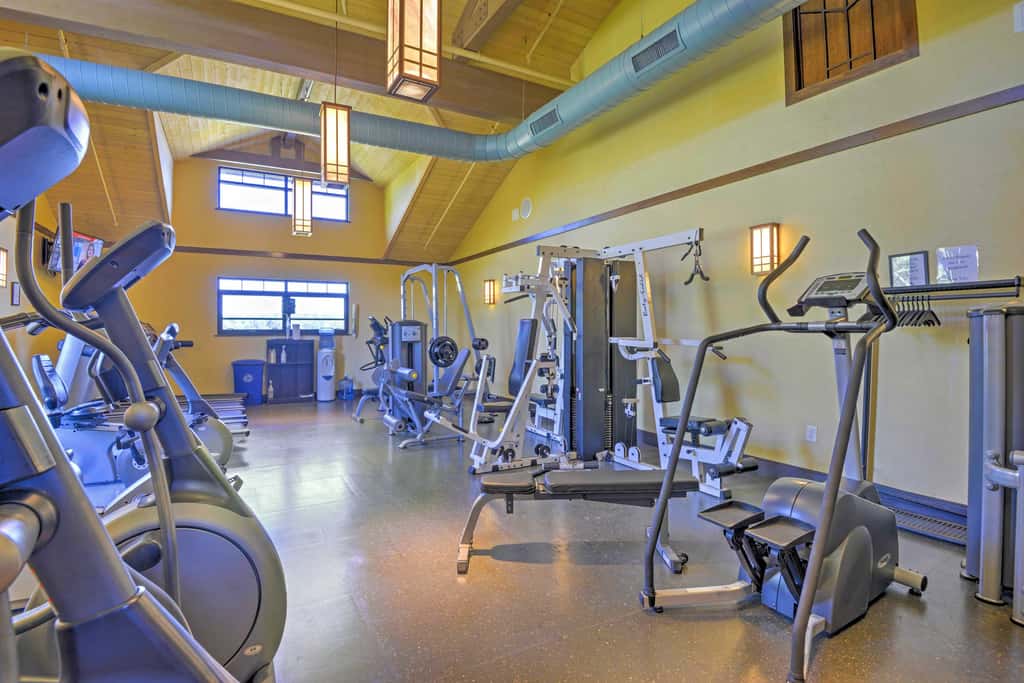 1 Mi to Beach: Pocono Lake Chalet w/ Decks