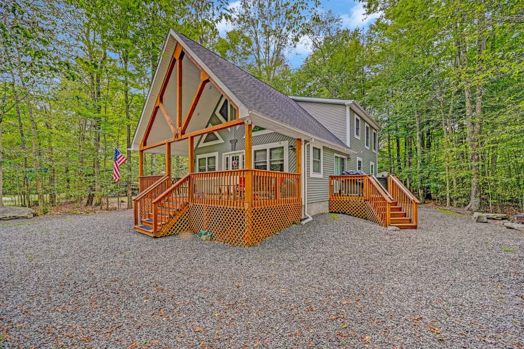 1 Mi to Beach: Pocono Lake Chalet w/ Decks