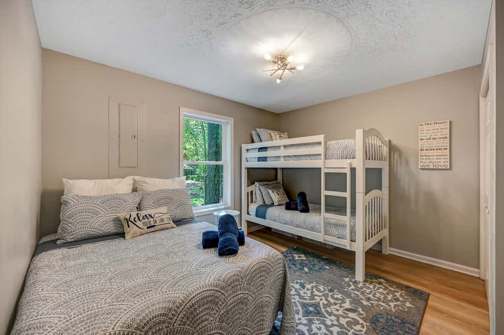 1 Mi to Beach: Pocono Lake Chalet w/ Decks