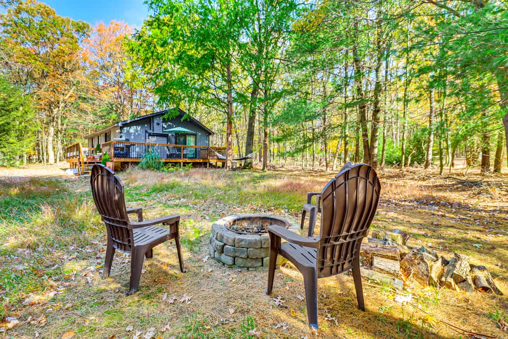Peaceful Pocono Gem! Cabin 6 Mi to Dtwn Jim Thorpe