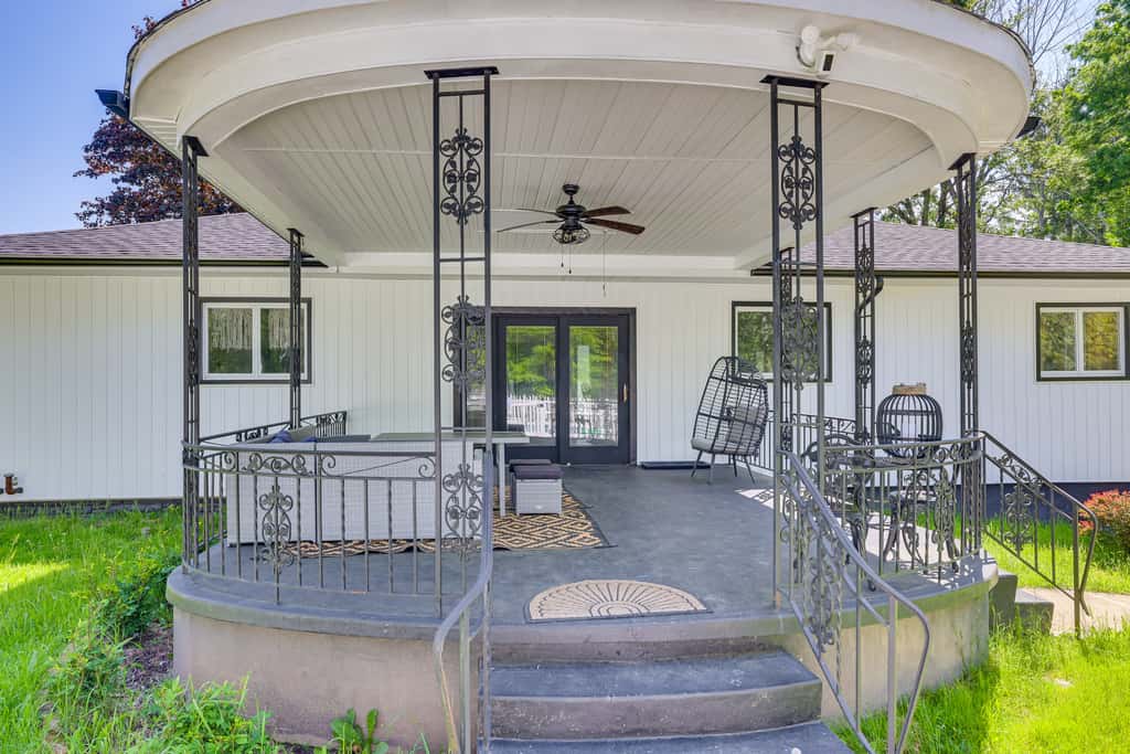 Game Room & Hot Tub! Cresco Family Home
