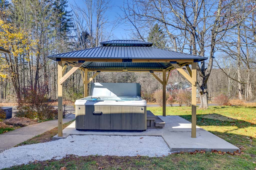 Game Room & Hot Tub! Cresco Family Home