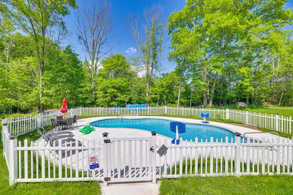 Game Room & Hot Tub! Cresco Family Home