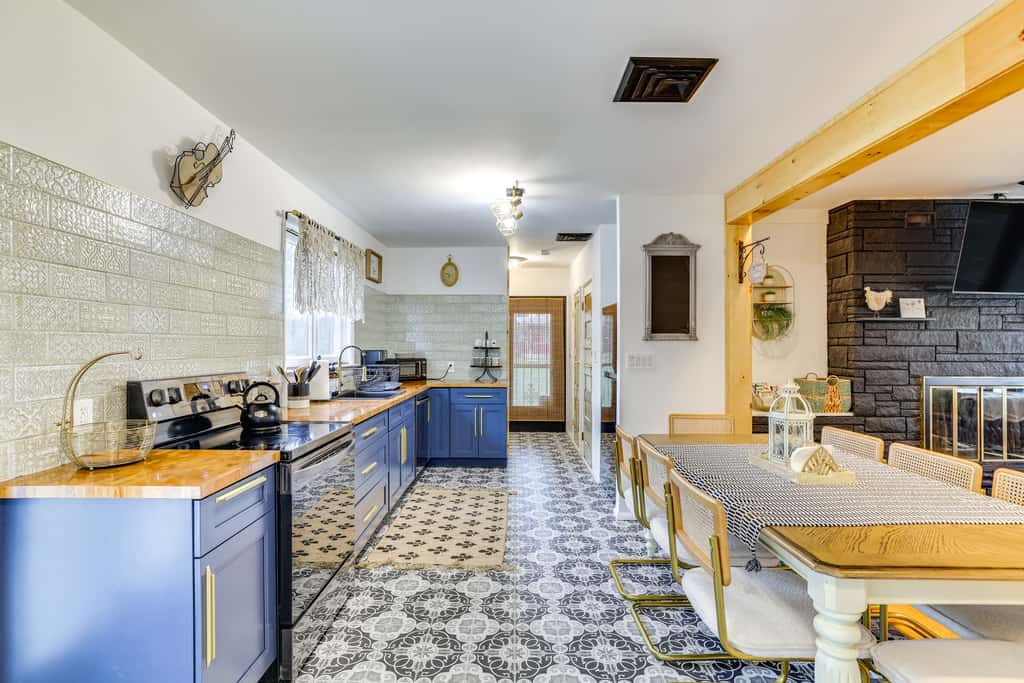 Game Room & Hot Tub! Cresco Family Home
