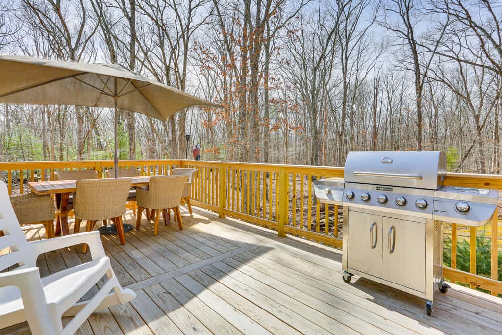 Forest-View Deck & Fire Pit: Poconos Escape!