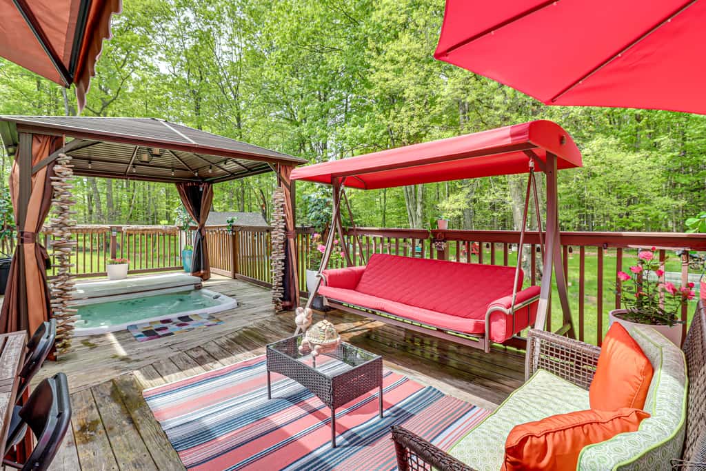 Long Pond Home w/ Hot Tub ~ 8 Mi to Kalahari!