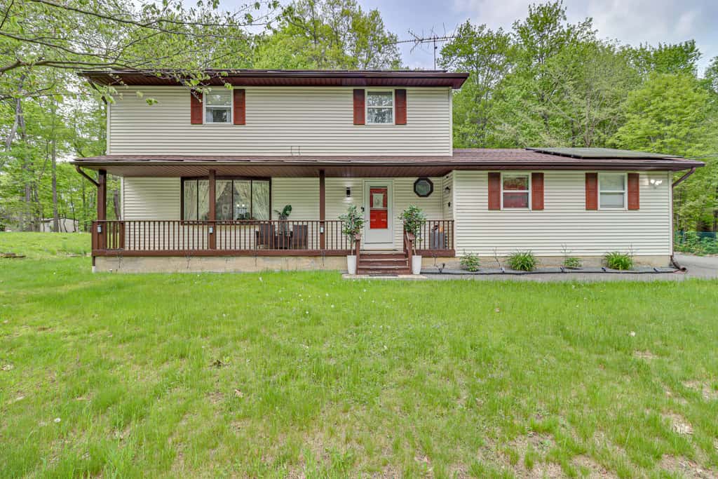 Long Pond Home w/ Hot Tub ~ 8 Mi to Kalahari!