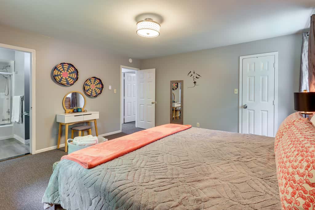 Long Pond Home w/ Hot Tub ~ 8 Mi to Kalahari!