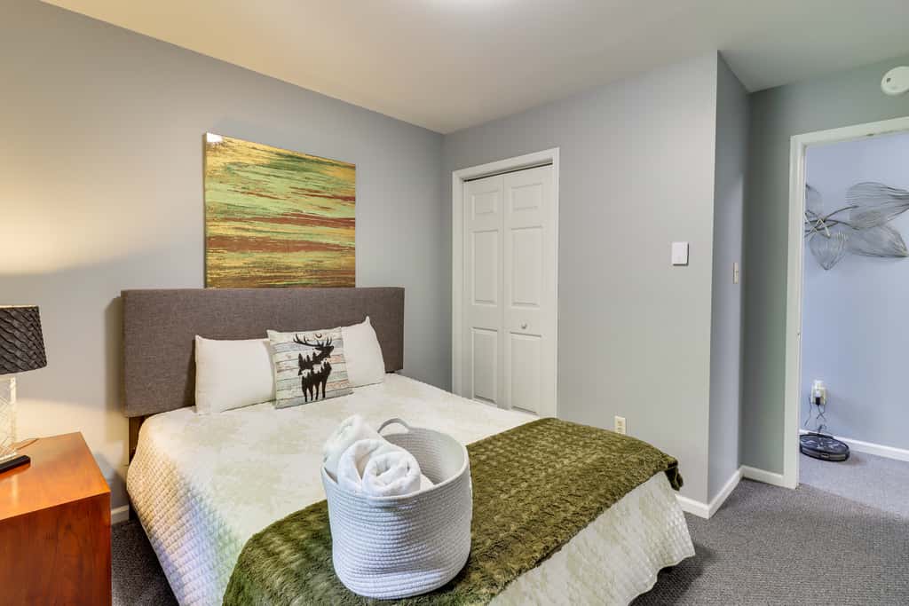Long Pond Home w/ Hot Tub ~ 8 Mi to Kalahari!