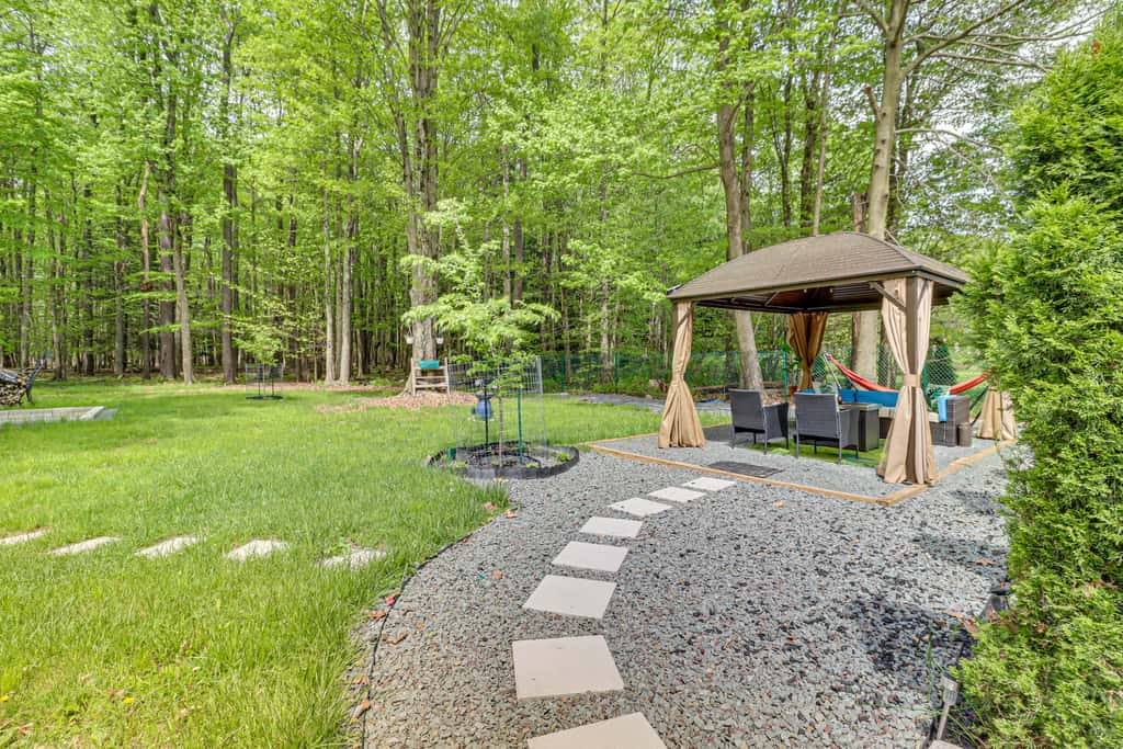 Long Pond Home w/ Hot Tub ~ 8 Mi to Kalahari!