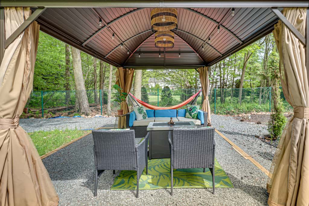Long Pond Home w/ Hot Tub ~ 8 Mi to Kalahari!