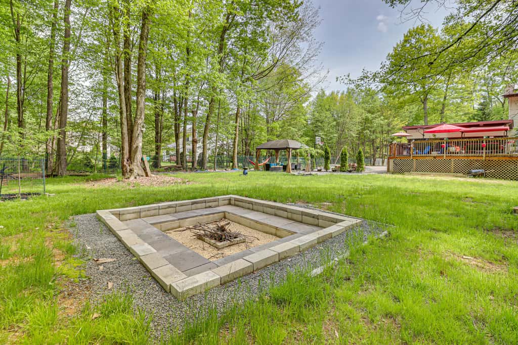 Long Pond Home w/ Hot Tub ~ 8 Mi to Kalahari!