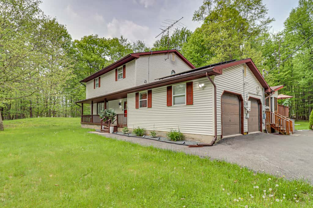 Long Pond Home w/ Hot Tub ~ 8 Mi to Kalahari!