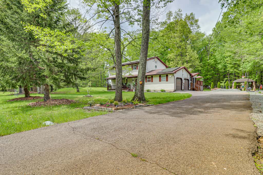 Long Pond Home w/ Hot Tub ~ 8 Mi to Kalahari!