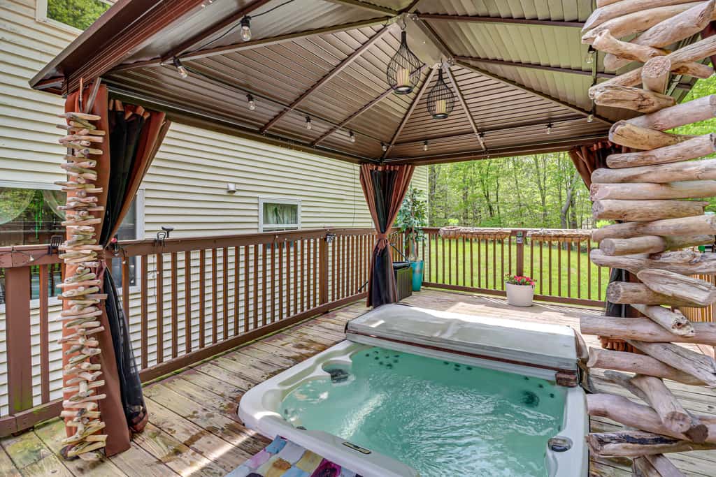Long Pond Home w/ Hot Tub ~ 8 Mi to Kalahari!