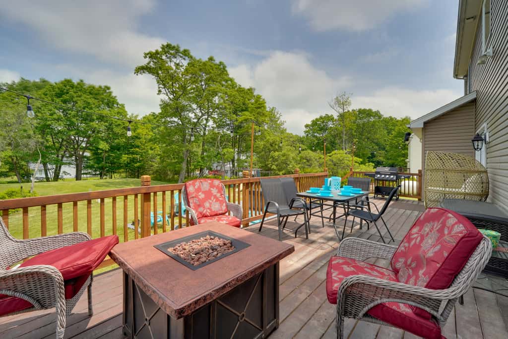 1 Mi to Lakes: Family Pocono Home w/ Yard & Deck!