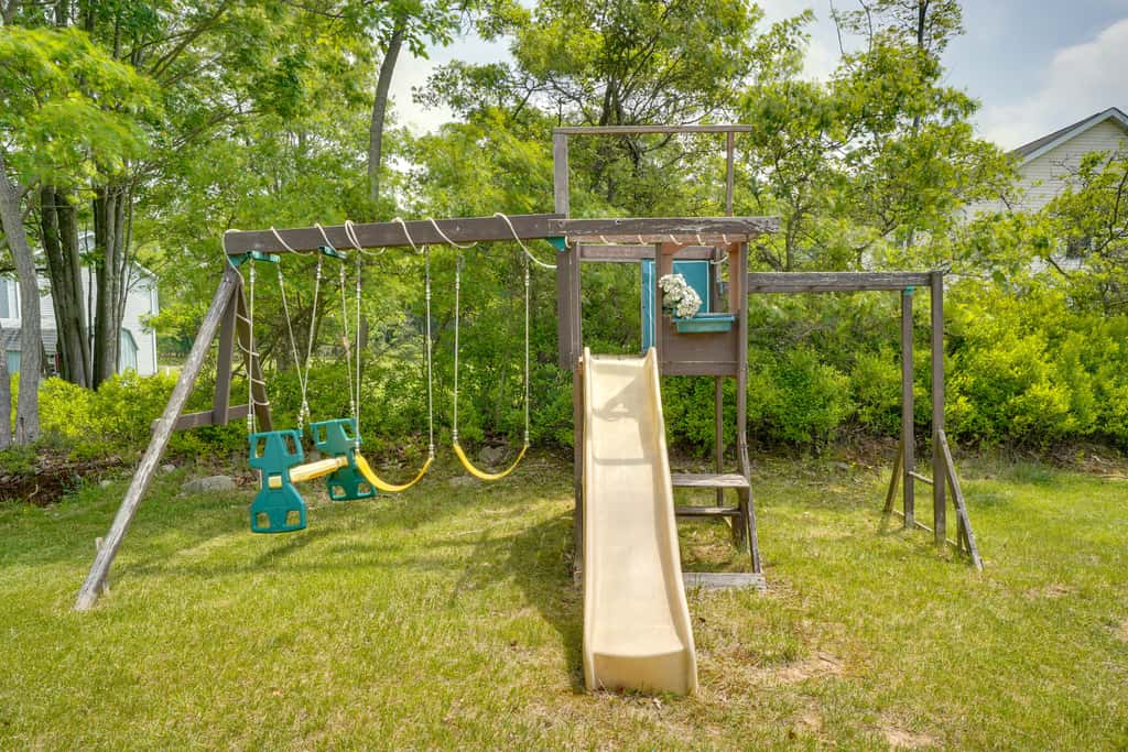 1 Mi to Lakes: Family Pocono Home w/ Yard & Deck!