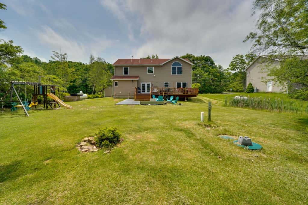 1 Mi to Lakes: Family Pocono Home w/ Yard & Deck!