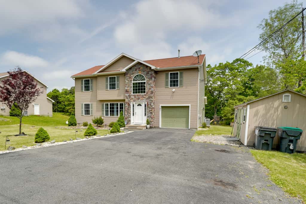 1 Mi to Lakes: Family Pocono Home w/ Yard & Deck!
