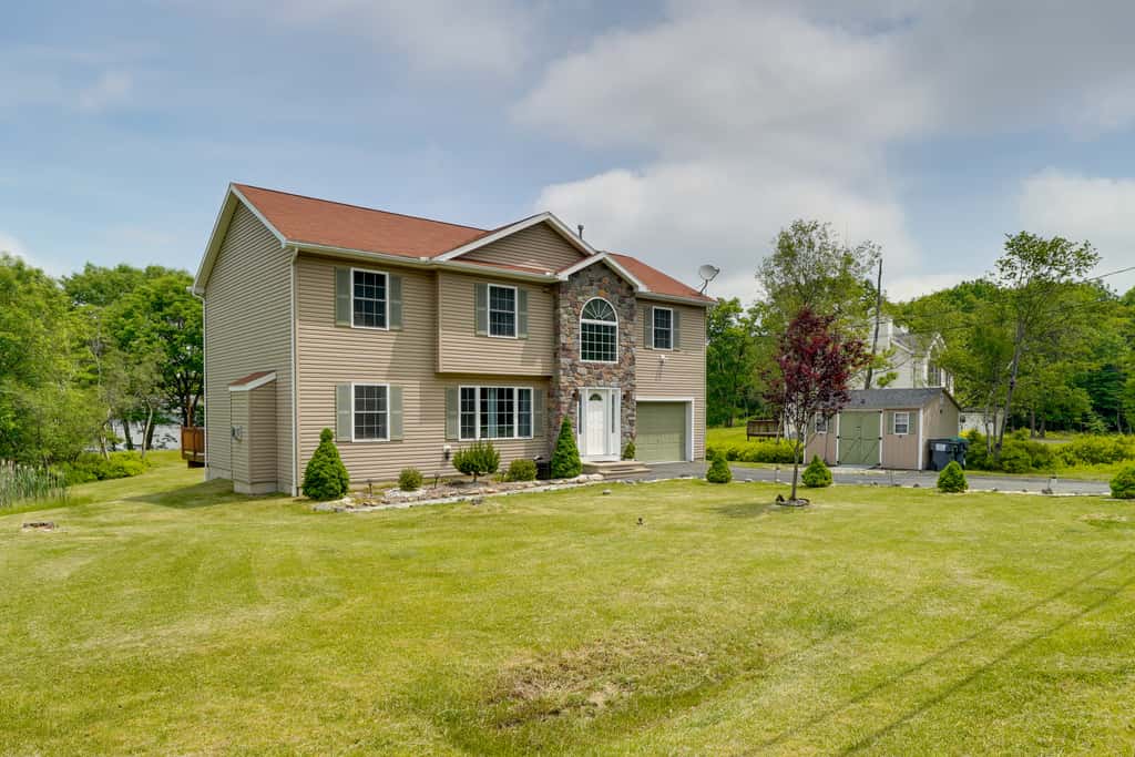 1 Mi to Lakes: Family Pocono Home w/ Yard & Deck!
