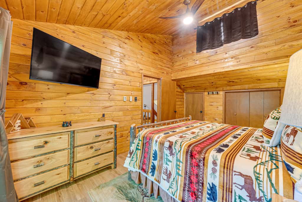 Game Room & Hot Tub: ‘Pine Bear' Pocono Lake Cabin