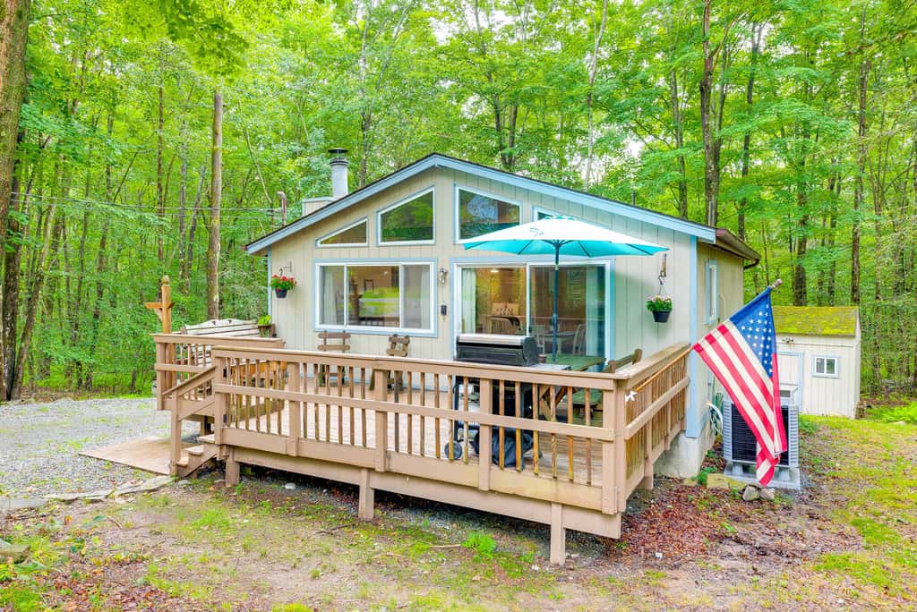 Deck & Fire Pit: Pet-Friendly Pocono Lake Abode!