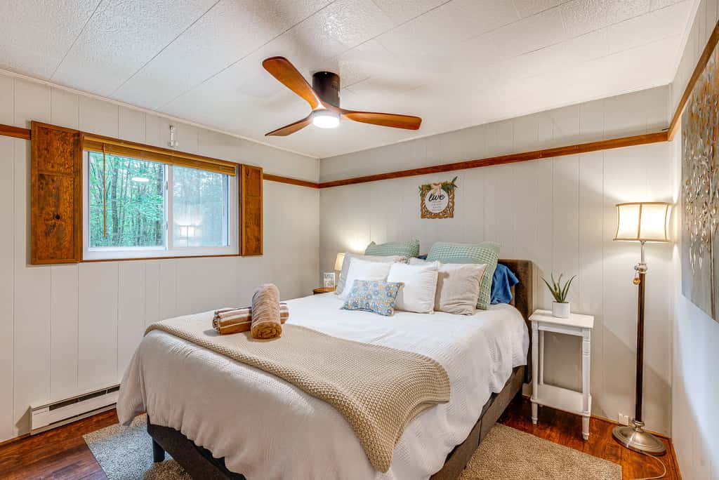 Deck & Fire Pit: Pet-Friendly Pocono Lake Abode!