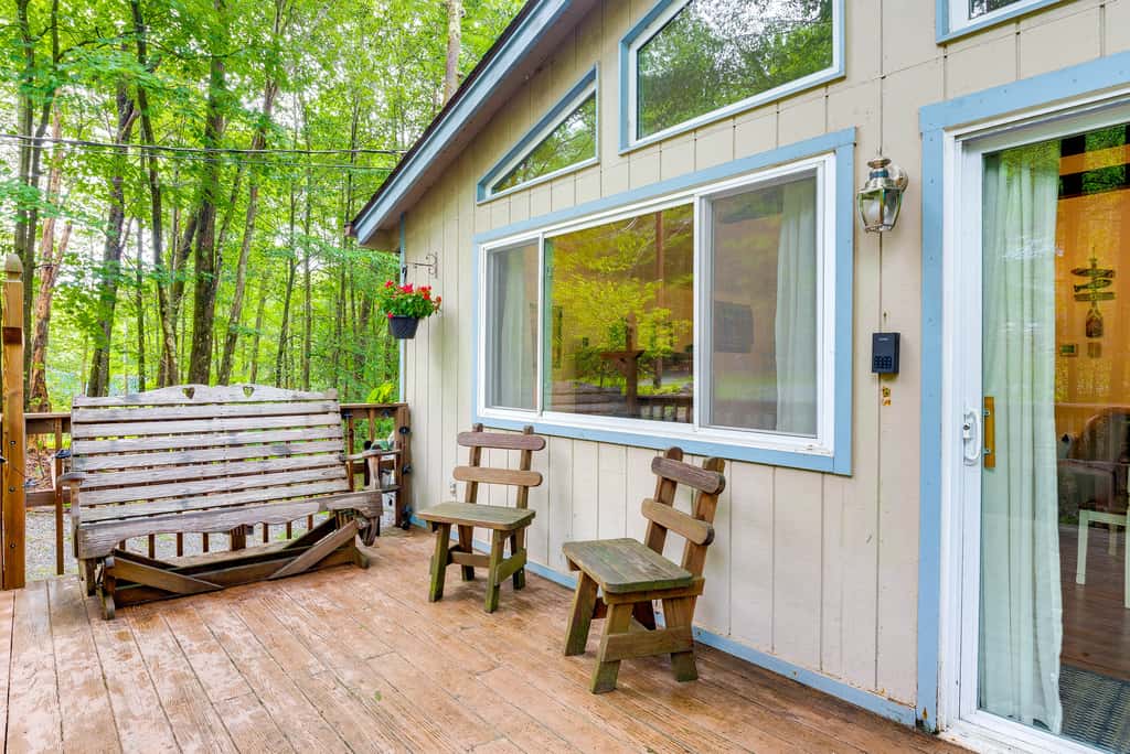 Deck & Fire Pit: Pet-Friendly Pocono Lake Abode!