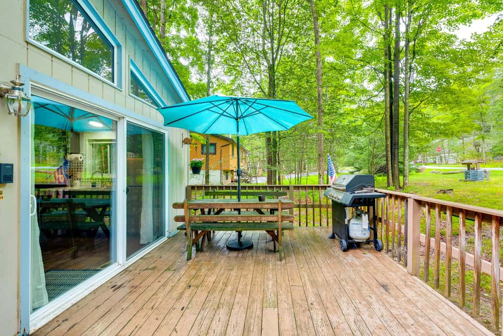 Deck & Fire Pit: Pet-Friendly Pocono Lake Abode!