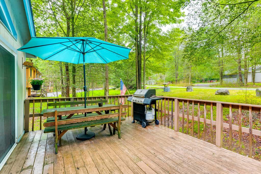 Deck & Fire Pit: Pet-Friendly Pocono Lake Abode!