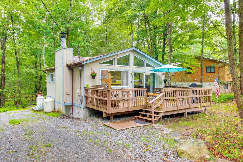 Deck & Fire Pit: Pet-Friendly Pocono Lake Abode!