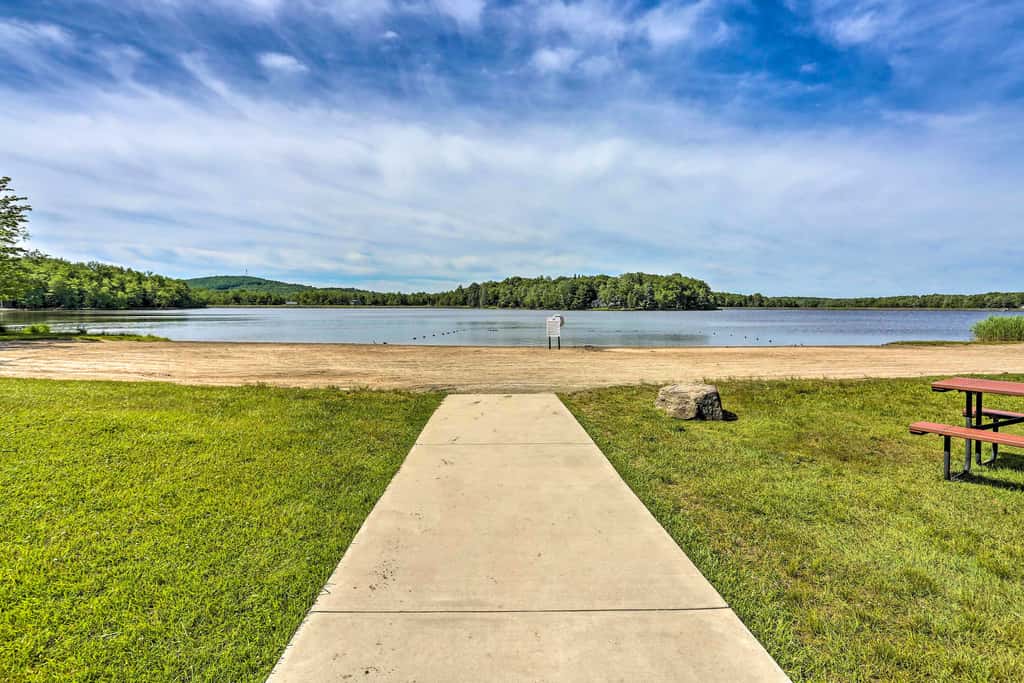 Deck & Fire Pit: Pet-Friendly Pocono Lake Abode!
