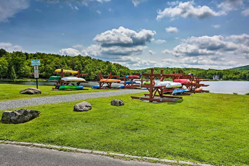 Deck & Fire Pit: Pet-Friendly Pocono Lake Abode!
